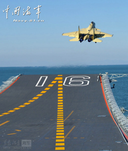 殲15進(jìn)行起降飛行訓(xùn)練 殲15進(jìn)行起降飛行訓(xùn)練
