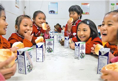 ��12��13�գ����Ϝ�Դ�h����С�W(xu��)�ĺ��ӂ����ڳԠI�B(y��ng)�������(d��ng)�յ������һ�K�����һ�м�ţ����