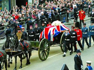 4��17������Ӣ���׶��������ʼ��T���ڱ���o(h��)�����Р����˵��`��ǰ��ʥ���_������� ���A��/·͸