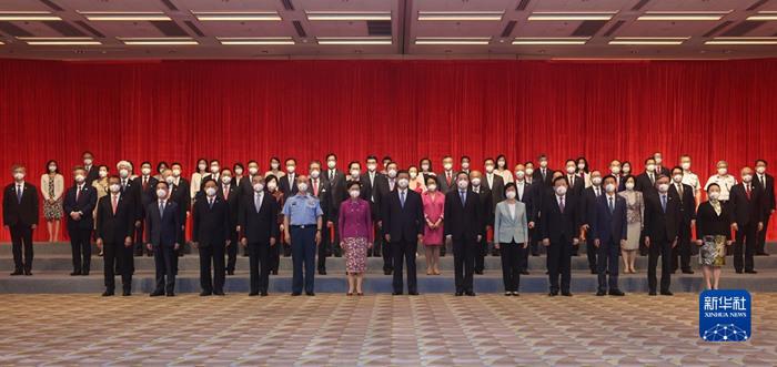 習(xí)近平會(huì)見(jiàn)香港特別行政區(qū)行政、立法、司法機(jī)關(guān)負(fù)責(zé)人