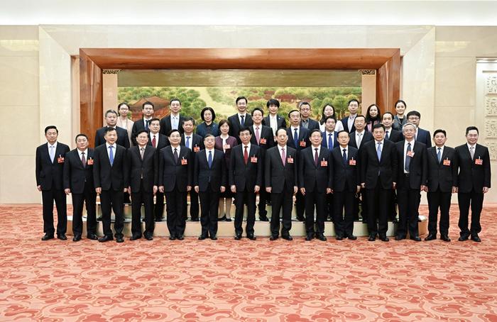 王滬寧看望參加全國政協(xié)十四屆一次會(huì)議宣傳報(bào)道的新聞工作者代表