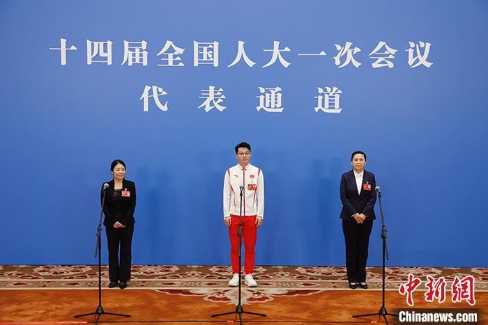  十四屆全國人大一次會(huì)議舉行第三場“代表通道”采訪活動(dòng)