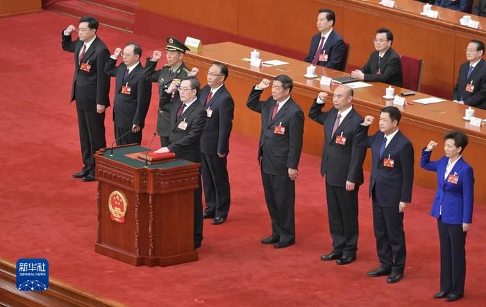 國務(wù)院副總理、國務(wù)委員、秘書長進(jìn)行憲法宣誓