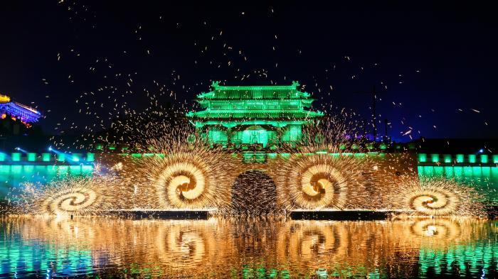 河南開(kāi)封：非遺火壺、打鐵花同臺(tái)“綻放”