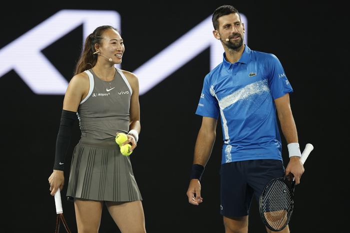 夢幻聯(lián)動！鄭欽文搭檔德約出戰(zhàn)澳網(wǎng)表演賽