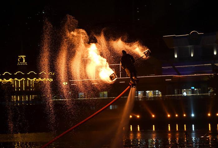 重慶上演非遺大秀 “火樹(shù)銀花”湖面綻放