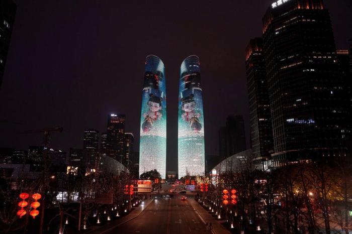 成都點亮地標(biāo) 慶?！赌倪钢[?！房偲狈客黄?00億元