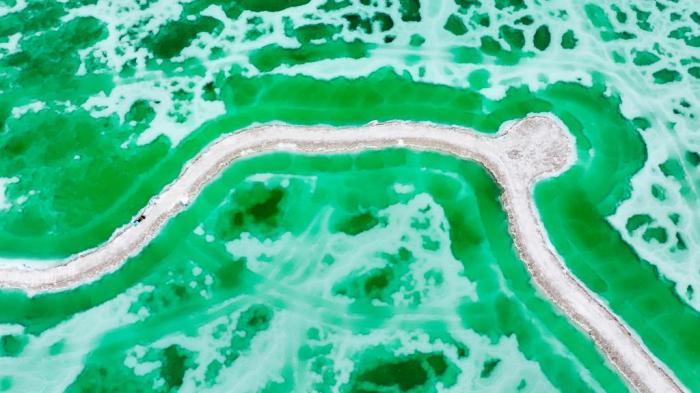 航拍青海茫崖翡翠湖