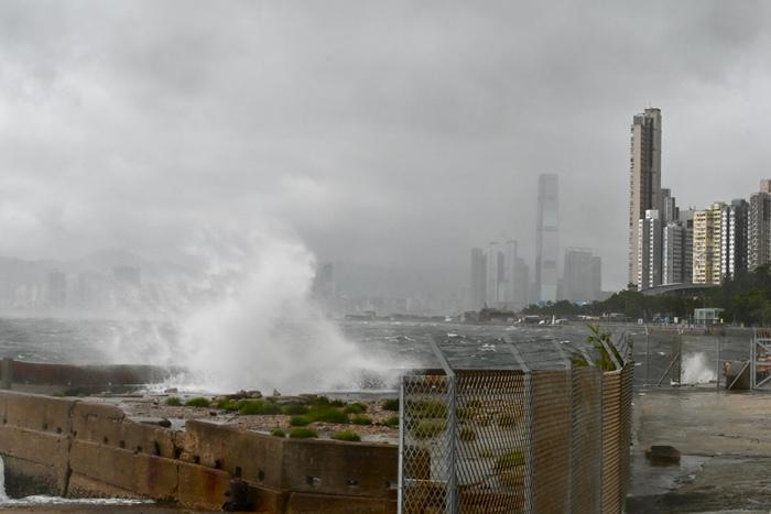 臺風(fēng)“韋帕”吹襲香港 堅(jiān)尼地城海旁巨浪拍岸