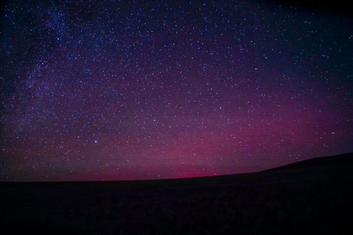 極光、銀河、流星共舞草原夜空	