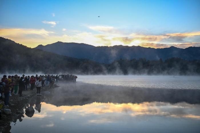 安徽奇墅湖晨霧縹緲 水墨畫境引客來(lái)