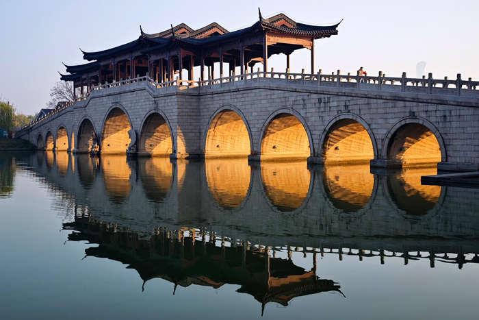 驚艷！蘇州金雞湖上演“金光穿洞”冬日景觀