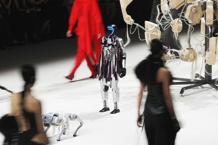 2025 | 人形機器人全面“出圈”：在秀、在跑、在思考