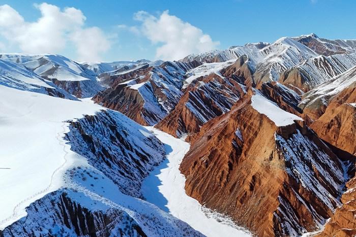 新疆呼圖壁：百里丹霞披銀裝