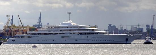 阿布拉莫維奇的新私人游艇在德國漢堡下水