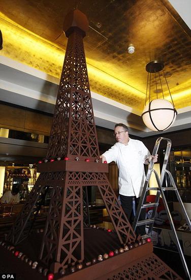 3.66米高巧克力埃菲爾鐵塔亮相英國(guó)(組圖)