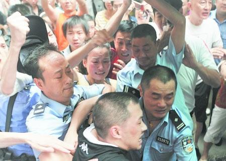 吸毒者將2歲女兒倒懸8樓窗外案今日開審