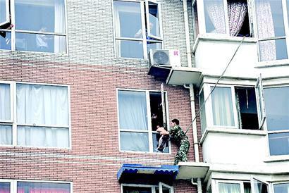 吸毒者將2歲女兒倒懸8樓窗外案今日開審