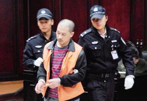 吸毒者將2歲女兒倒懸8樓窗外被控故意殺人罪