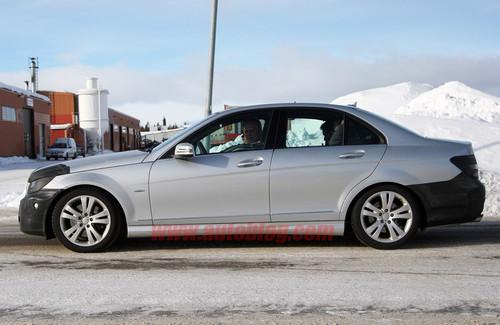 預(yù)計(jì)年底上市 2011款奔馳C級(jí)清晰諜照