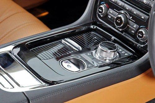 挑戰(zhàn)奢華極限 捷豹XJ3.0D決戰(zhàn)寶馬730D 汽車(chē)之家 挑戰(zhàn)奢華極限 捷豹XJ3.0D決戰(zhàn)寶馬730D 汽車(chē)之家