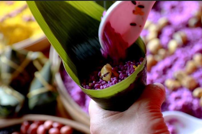 五色粽子你吃過(guò)嗎？廣西壯族民眾趕制特色粽子迎端午