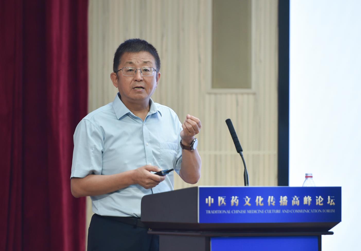 中國(guó)中醫(yī)科學(xué)院原院長(zhǎng)、首席研究員、中國(guó)非物質(zhì)文化遺產(chǎn)保護(hù)協(xié)會(huì)副會(huì)長(zhǎng)兼中醫(yī)藥委員會(huì)會(huì)長(zhǎng)曹洪欣發(fā)表主旨演講。