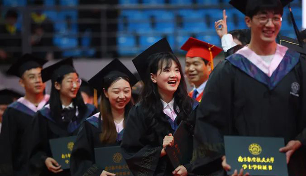 不想生不敢老？中國尋解“成長中的煩惱”