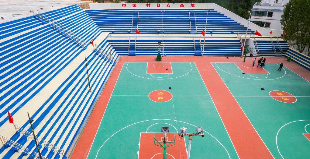 探訪“天下苗族第一縣”：“村BA”爆火背后是民族的交往交流交融<p>貴州省黔東南苗族侗族自治州臺江縣民族村寨臺盤村，對于籃球的熱愛是刻在骨子里的。見到村里高齡籃球愛好者陸大江時，他正打算前往“村BA”網紅籃球場了解改擴建后的最新進展，“我家里還有球衣和籃球，新球場弄好后要約上老伙計們去一展風采?！?p>