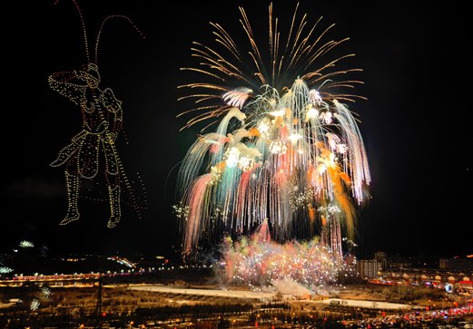 當(dāng)無(wú)人機(jī)遇上煙花 阿拉善夜空開啟“夢(mèng)幻魔法”