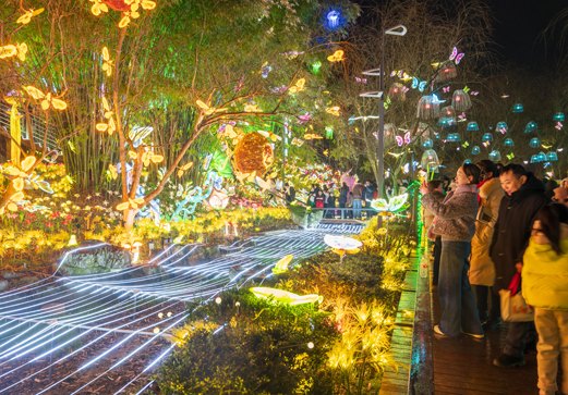 貴州貴陽(yáng)：市民逛燈會(huì)度元宵佳節(jié)