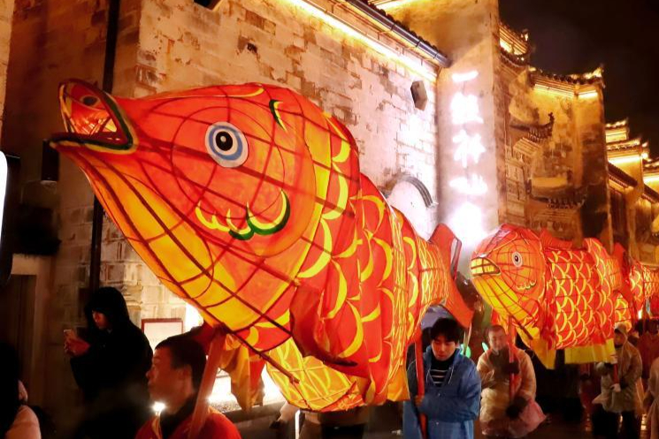 江西婺源：魚(yú)燈游曳古城 民俗巡游迎新年