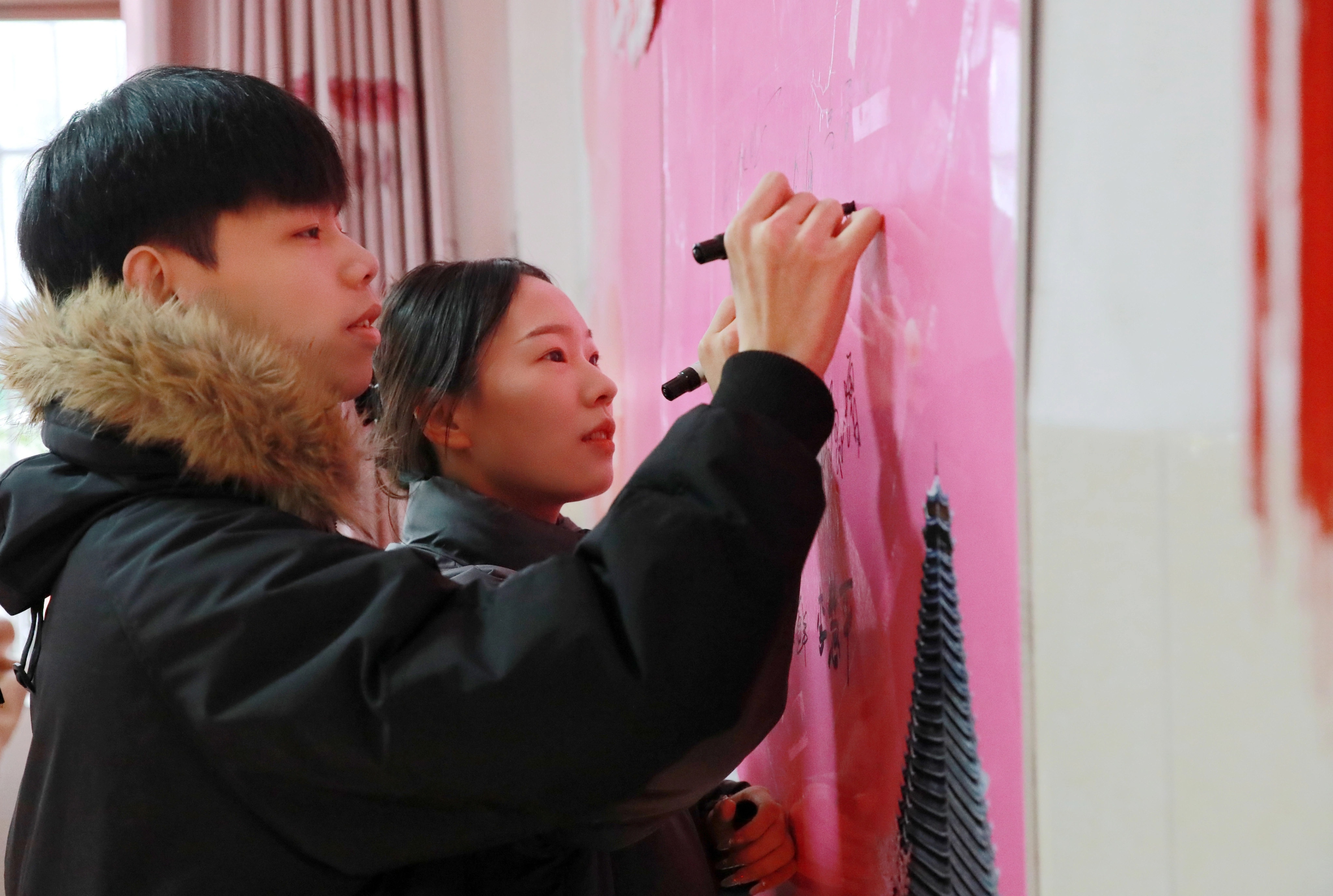 甜蜜浪漫情人節(jié) 廣西侗鄉(xiāng)迎來“領證熱”