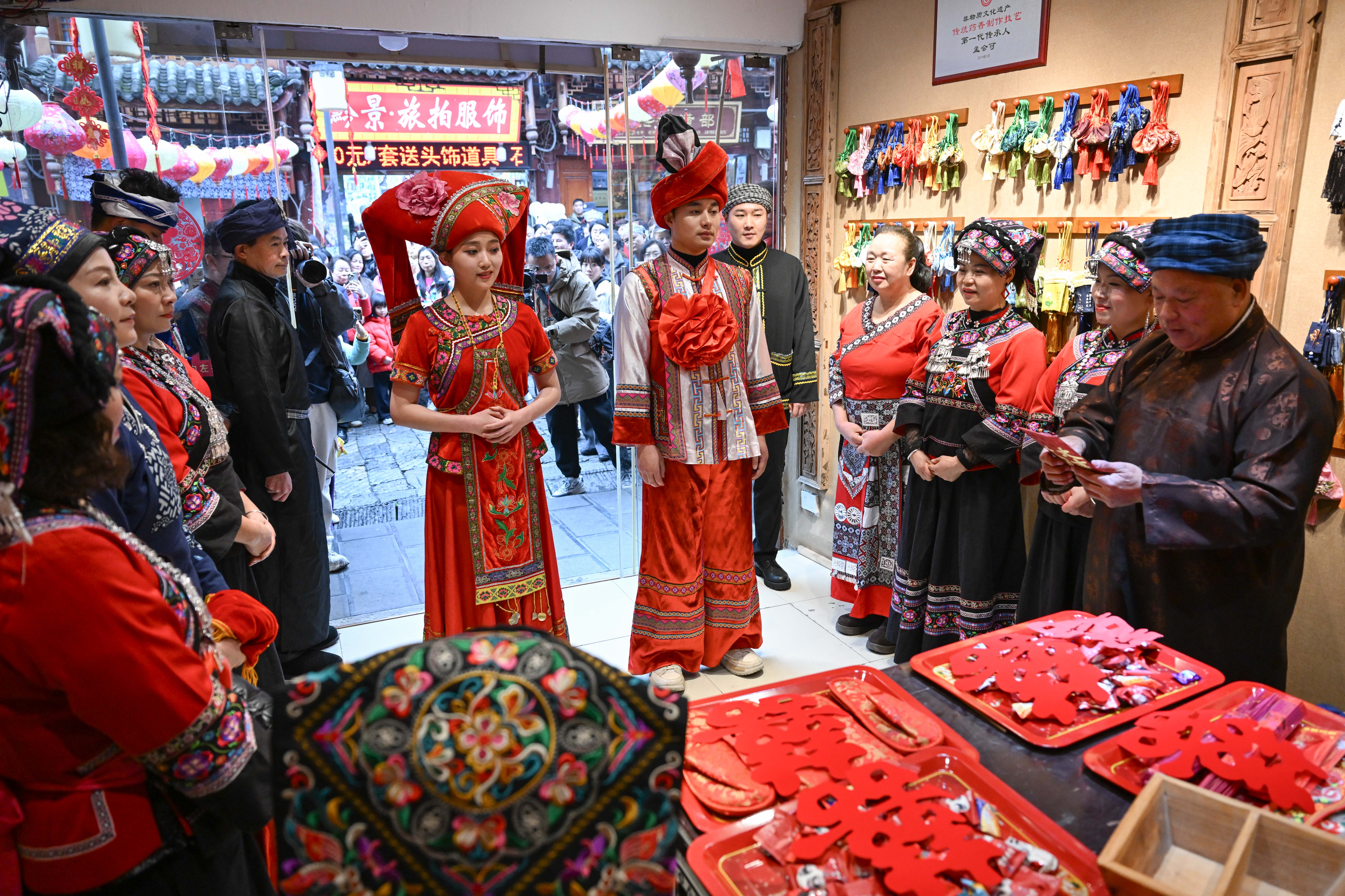 貴州都勻：布依族婚俗展演吸引民眾