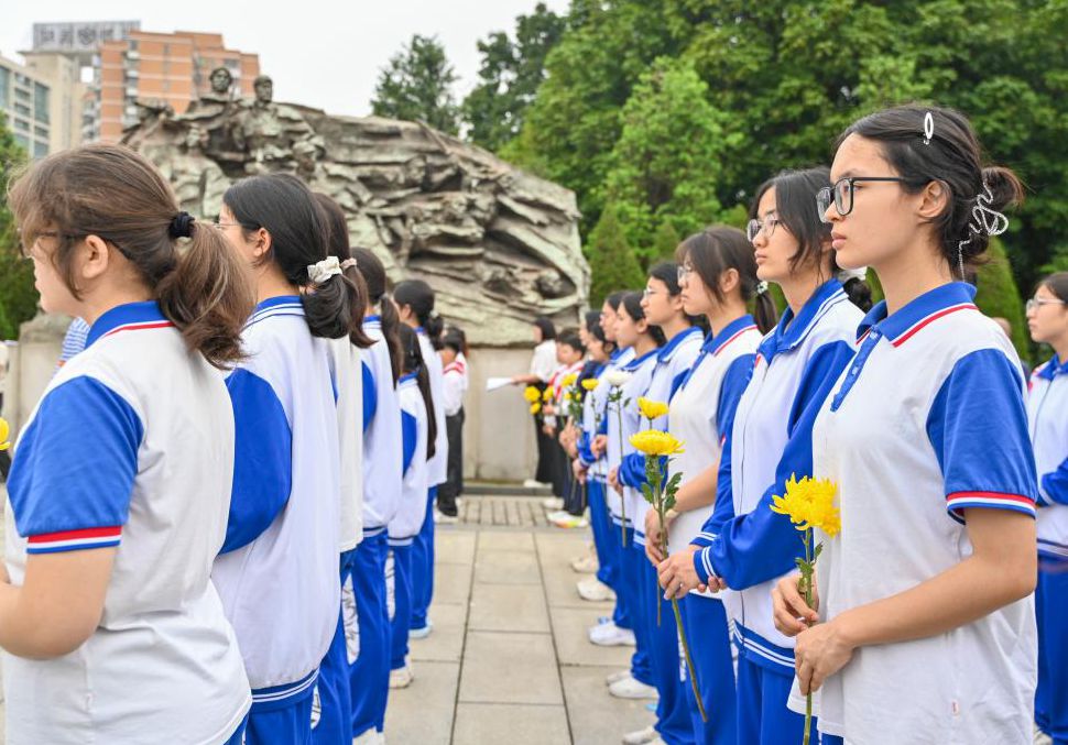廣州舉行“英雄花開英雄城”清明紀(jì)念英烈活動