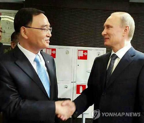 韓國(guó)總理鄭烘原在索契會(huì)見(jiàn)俄羅斯總統(tǒng)普京