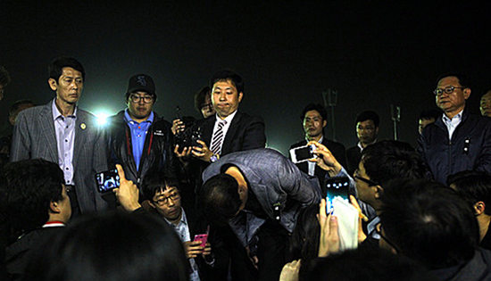 韓船難家屬稱被警察跟蹤警察廳長(zhǎng)鞠躬道歉(圖)