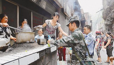 彝良抗震救災(zāi)現(xiàn)場:志愿者已成“熟練工”(圖)