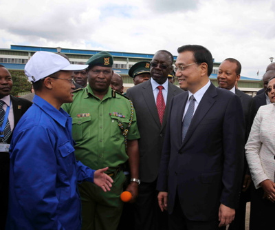 李克強參觀肯國家青年服務(wù)隊:青年就業(yè)是國家的希望