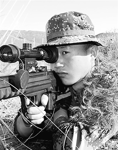 戈壁槍王1粒米穿3針練眼力野外潛伏數星星(圖)