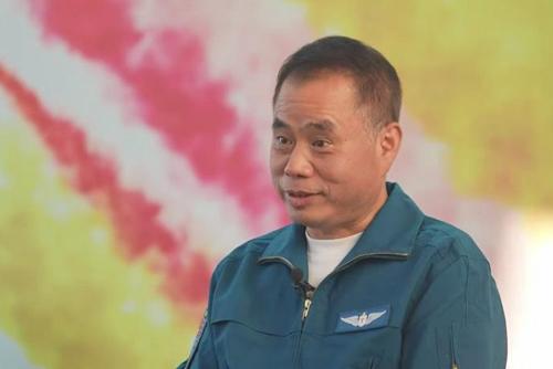 殲-15首飛前夜，他們?yōu)楹我?qǐng)?jiān)囷w員吃飯？