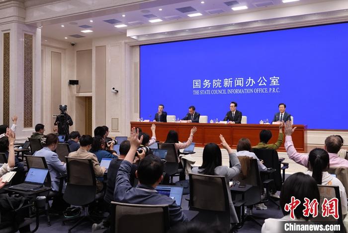 4月17日，中國國務(wù)院新聞辦公室在北京舉行新聞發(fā)布會(huì)，國家發(fā)展改革委副主任劉蘇社，副秘書長、國民經(jīng)濟(jì)綜合司司長袁達(dá)，政策研究室主任金賢東解讀宏觀經(jīng)濟(jì)形勢和政策，并答記者問。 <a target='_blank' href='/'>中新社</a>記者 楊可佳 攝