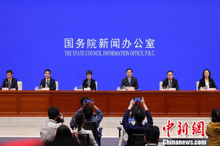 4月19日，中國(guó)國(guó)務(wù)院新聞辦公室在北京舉行新聞發(fā)布會(huì)，商務(wù)部副部長(zhǎng)郭婷婷、商務(wù)部綜合司司長(zhǎng)楊濤、市場(chǎng)運(yùn)行和消費(fèi)促進(jìn)司司長(zhǎng)徐興鋒、對(duì)外貿(mào)易司司長(zhǎng)李興乾、外國(guó)投資管理司負(fù)責(zé)人吉小楓介紹2024年一季度商務(wù)運(yùn)行及工作情況，并答記者問(wèn)。 <a target='_blank' href='/'>中新社</a>記者 楊可佳 攝 