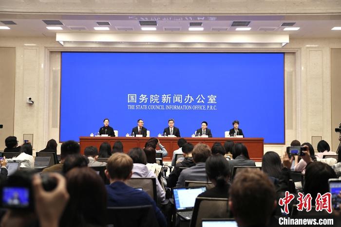 10月12日，中國(guó)國(guó)務(wù)院新聞辦公室在北京舉行新聞發(fā)布會(huì)，財(cái)政部部長(zhǎng)藍(lán)佛安、財(cái)政部副部長(zhǎng)廖岷、財(cái)政部副部長(zhǎng)王東偉、財(cái)政部副部長(zhǎng)郭婷婷介紹“加大財(cái)政政策逆周期調(diào)節(jié)力度、推動(dòng)經(jīng)濟(jì)高質(zhì)量發(fā)展”有關(guān)情況，并答記者問(wèn)。 <a target='_blank' href='/'>中新社</a>記者 王紫儒 攝
