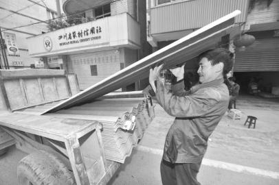 喧囂生機(jī)重回靈關(guān)鎮(zhèn)村民默哀過后積極開展自救