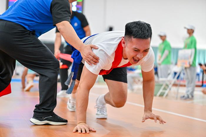 “大象拔河”！一場力與技的較量