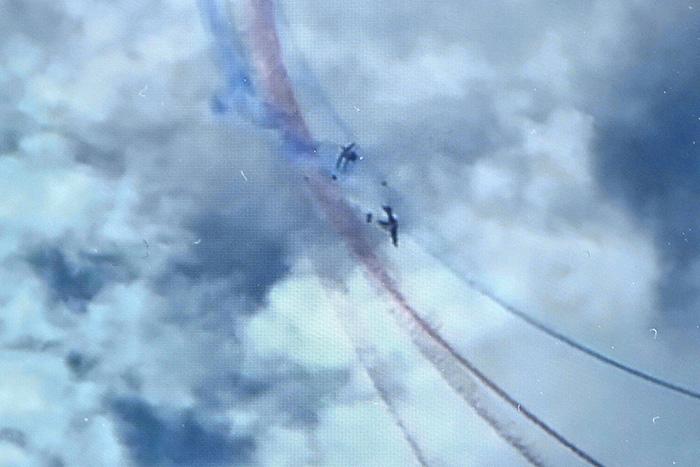 法國飛行表演隊(duì)兩架飛機(jī)相撞