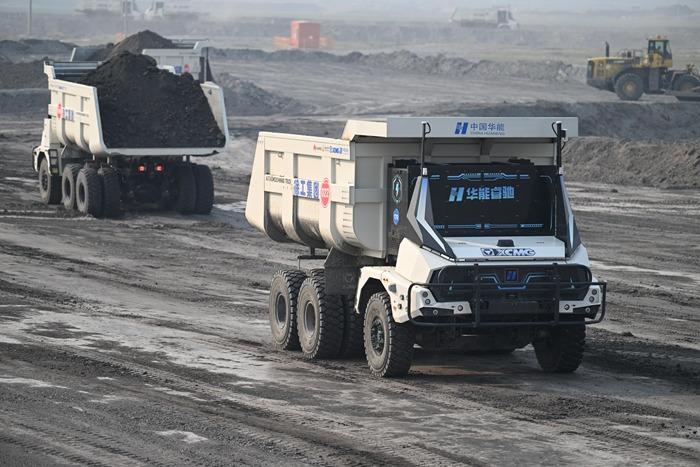 全球首個(gè)百臺(tái)純電動(dòng)無(wú)人駕駛礦用卡車集群投運(yùn)