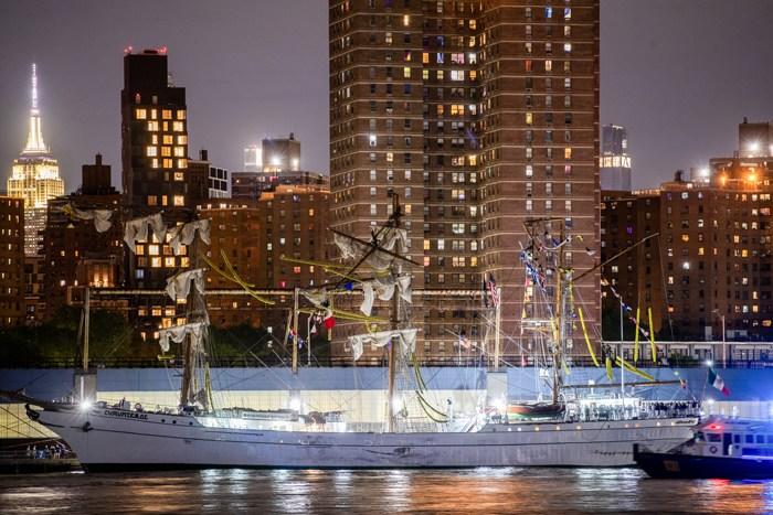 墨西哥海軍帆船撞上紐約布魯克林大橋