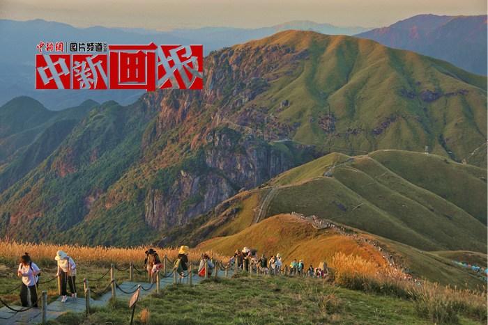 九九重陽登高望遠(yuǎn) 走出家門“向上社交”